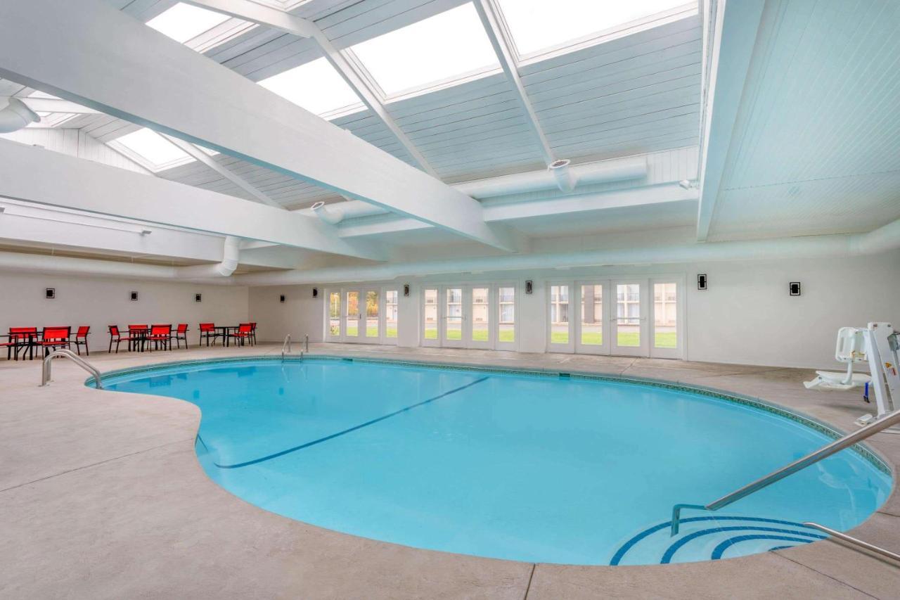 Ramada By Wyndham Hartford North - Bradley Airport Hotel Windsor Locks Exterior foto