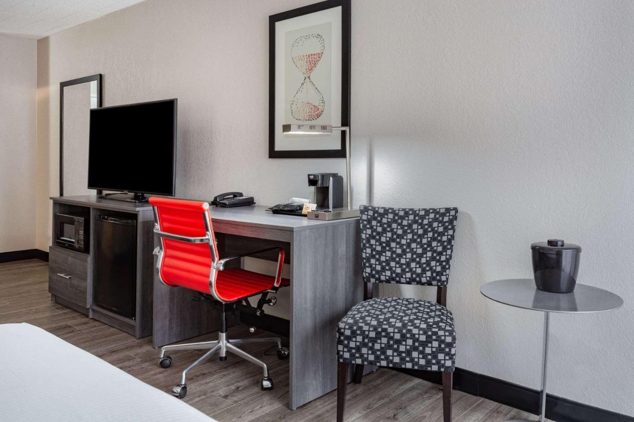 Ramada By Wyndham Hartford North - Bradley Airport Hotel Windsor Locks Exterior foto