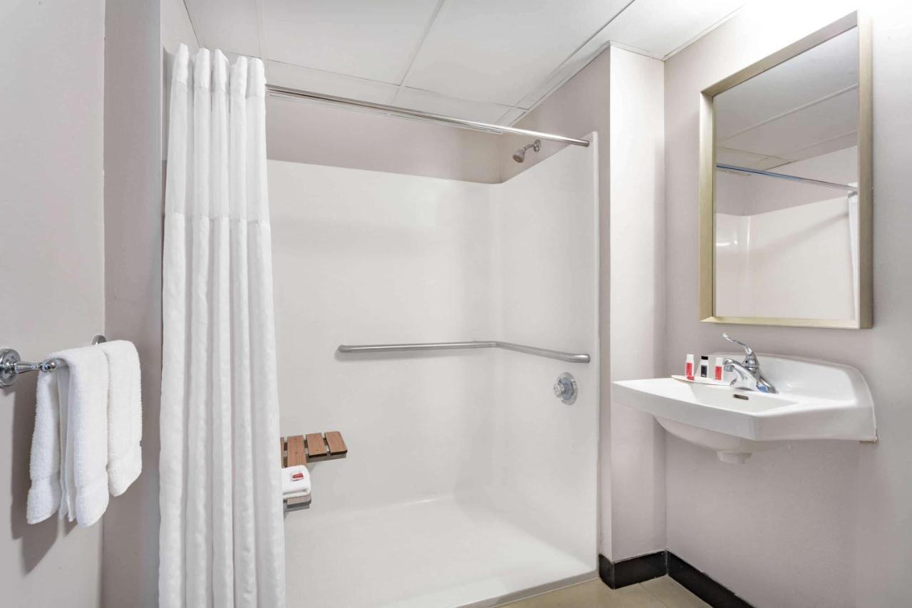 Ramada By Wyndham Hartford North - Bradley Airport Hotel Windsor Locks Exterior foto