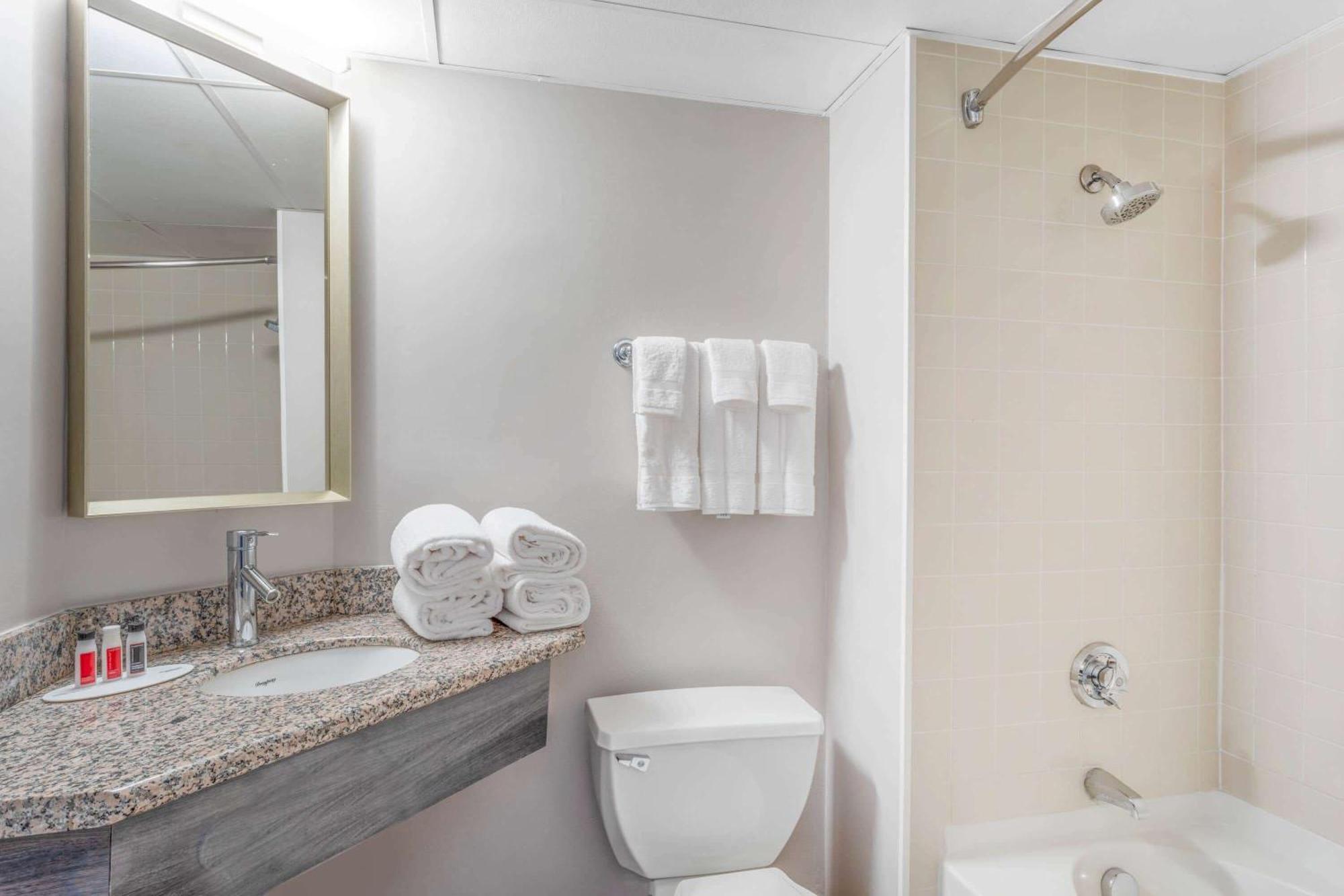 Ramada By Wyndham Hartford North - Bradley Airport Hotel Windsor Locks Quarto foto